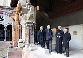 Architekt Karl Feils erklärt OB Wolfram Leibe, Abt Ignatius und Helmut Schröer (v. l.) die Rekonstruktion eines Kreuzgangbogens.  
