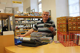 Michael Pütz, stellvertretender Abteilungsleiter der Stadtbibliothek Palais Walderdorff, überprüft, welche CDs aus dem Bestand „gelöscht“ werden können.