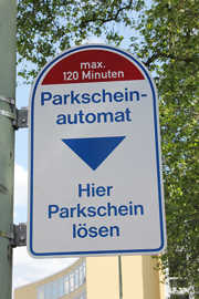 Die unterschiedlichen Farbfolien auf den Hinweisschildern weisen auf die an dieser Stelle maximal erlaubte Parkdauer hin (rot =120 Minuten). Die unterschiedlichen Farbfolien auf den Hinweisschildern weisen auf die an dieser Stelle maximal erlaubte Parkdauer hin (rot =120 Minuten).