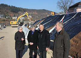 Baudezernent Andreas Ludwig (l.) und SGD Nord-Präsident Dr. Ulrich Kleemann (2. v. r.) beim Rundgang über die Baustelle am Zurlaubener Ufer. 