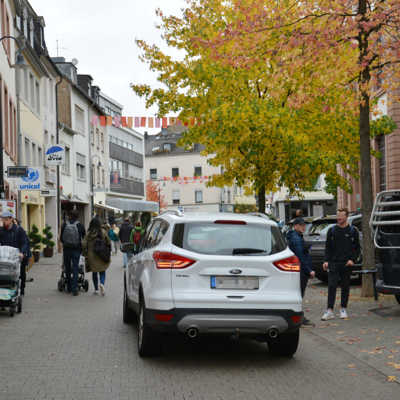 Neustraße: Fußgänger und Autos auf engem Raum