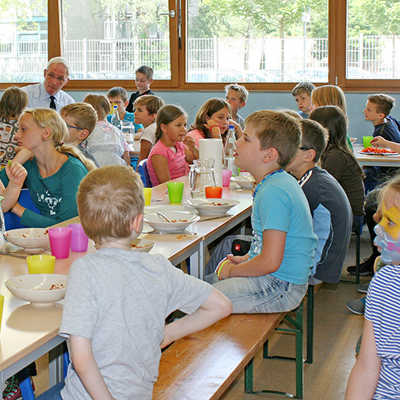 Im Sommer 2017 verzeichnete das Organisationsteam der Rathaus Kids unter Leitung von Désirée Mieszaniec mit 70 Kindern und Jugendlichen eine Rekordbeteiligung. Auf dem Programm stand unter anderem ein gemeinsames Mittagessen mit OB Wolfram Leibe (hinten).