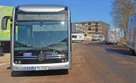 Ein Stadtbus der Linie 5 steht am neuen Haltepunkt Castelnau-Mattheis im gleichnamigen Wohnbaugebiet.