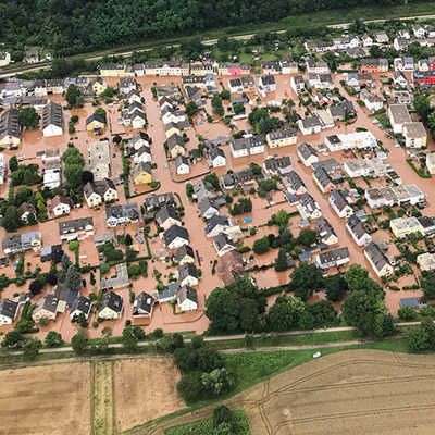 Der am 15. Juli 2021 überflutete Stadtteil Trier-Ehrang aus der Luft. Foto: Polizei