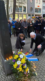 Im Gedenken an die Opfer des Pogroms vom November 1938 legen Jeanna Bakal, Vorsitzende der Jüdischen Kultusgemeinde, und Oberbürgermeister Wolfram Leibe Blumengebinde an der Stele in der Zuckerbergstraße nieder.