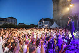 Beim Konzert von Frank Rohles & Friends am Freitagabend herrscht ausgelassene Stimmung auf dem vollbesetzten Domfreihof. Foto: TTM/Photo Groove