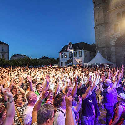 Beim Konzert von Frank Rohles & Friends am Freitagabend herrscht ausgelassene Stimmung auf dem vollbesetzten Domfreihof. Foto: TTM/Photo Groove