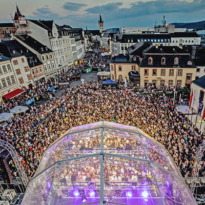 Ein Beispiel für eine Großveranstaltung in Trier ist das Porta-hoch-drei-Festival im Juni. Was es bei Veranstaltungen auf dem Porta-Vorplatz zu beachten gibt, ist im neuen Leitfaden erklärt (Foto rechts). Daneben gibt es Infos zu vielen weiteren Plätzen in der Stadt. Foto: TTM