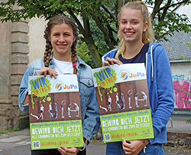 Die Jupa-Mitglieder Mia Weber (l.) und Lea Bloeck präsentieren die Plakate zum Kandidatenaufruf.
