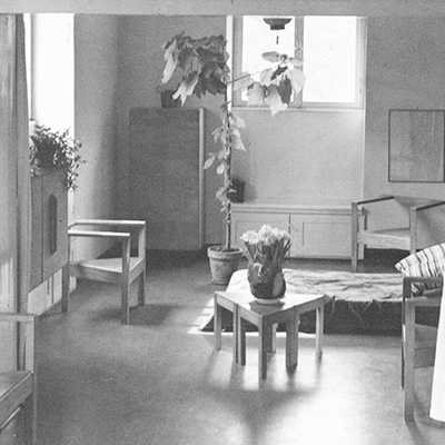 Hans Proppe wurde unter anderem bekannt als Möbeldesigner. Typisch für seinen modernen Stil sind unter anderem die Dreieckshocker oder sternförmige Tische. Foto: Stadtmuseum 