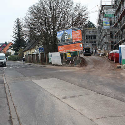 Die Straße Am Pfahlweiher muss grundlegend erneuert werden. Derzeit ist sie zusätzlich belastet durch Fahrzeuge, die für das Wohnungsbauvorhaben Castelnau Bellevue (r.) im Einsatz sind.