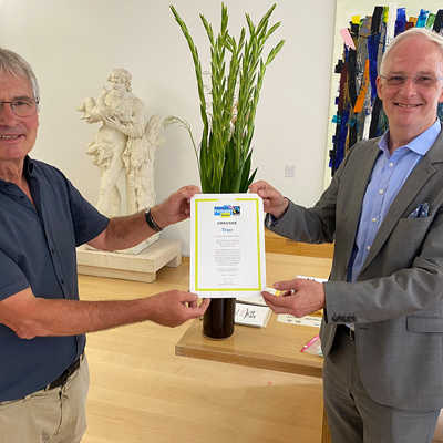 OB Wolfram Leibe freut sich gemeinsam mit Toni Loosen-Bach, Ansprechpartner für die Fairtrade-Stadt Trier, über die erneute Auszeichnung.