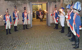 Die Stadtgarde Augusta Treverorum erwartet mit einem Fackelspalier vor dem Rathaussaal die Gäste der Jubiläumsfeier.