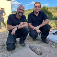 Marco Ofenstein und Patrick Schweitzer vom Kampfmittelräumdienst mit der gesprengten Granate