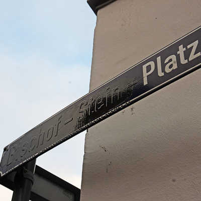 Bereits vor dem Beschluss des Stadtrats hatten Unbekannte ein Straßenschild am bisherigen Bischof-Stein-Platz teilweise übermalt.