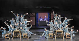 Foto: Szene aus der Musical-Aufführung "Oliver" im theater Trier