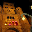 Ansicht des Trierer Doms mit Weihnachtsbeleuchtung