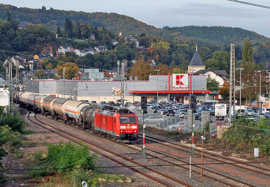 Ein Güterzug befährt die Schienenwesttrasse in Trier