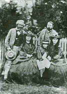 Die Fotografie aus dem Jahr 1864 zeigt Karl Marx (links) und Friedrich Engels zusammen mit den Marx-Töchtern Jenny, Eleanor und Laura (v. l.). Foto: International Institute of Social History (Amsterdam)