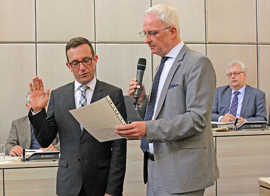 OB Wolfram Leibe vereidigt den neuen Beigeordneten Thomas Schmitt.