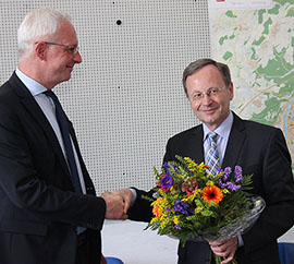 Oberbürgermeister Wolfram Leibe verabschiedet Dr. Hans-Güther Lanfer mit besten Wünschen in den Ruhestand.