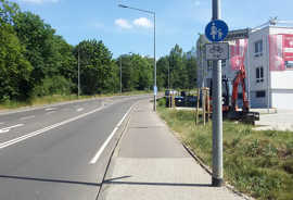 Der Trennstreifen auf der Kohlenstraße garantiert den Abstand der Autos zu Fußgängern und Radfahrern auf dem Gehweg.