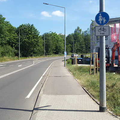 Der Trennstreifen auf der Kohlenstraße garantiert den Abstand der Autos zu Fußgängern und Radfahrern auf dem Gehweg. Foto: Stadtplanungsamt