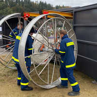 Um die 40 Meter langen und mindestens 400 Kilogramm schweren Schläuche zu transportieren, gibt es dieses Radsystem. Hier üben Mitarbeiter des Technischen Hilfswerks, Ortsverband Trier, den Transport und Aufbau.