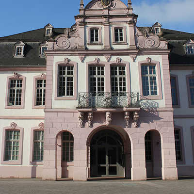 Das Palais Walderdorff wurde als Fürstenresidenz gebaut und war unter anderem Dienstsitz für preußische Beamte. Die VHS soll nun auch Räume im Gebäudeflügel Richtung Sternstraße erhalten. 