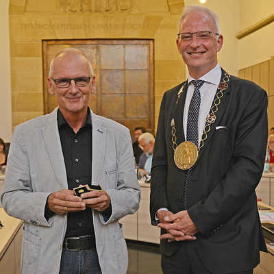 OB Wolfram Leibe (r.) mit Reiner Marz, dem er für seine jahrelange Tätigkeit im Stadtrat den Ehrenring verliehen hat. Jetzt bereist der Grünen-Politiker mit seiner Frau die Welt.