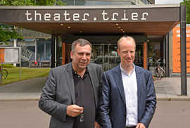 Manfred Langner und Jochem Hochstenbach vor dem Trierer Theater.