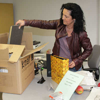 Sachbearbeiterin Hanne Bauer holt die Unterlagen aus einem der letzten Umzugskartons. Die Kunden des Bürgeramts werden im Ausweichquartier in mehreren Büros bedient.