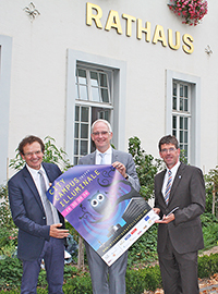 Hochschulpräsident Norbert Kuhn, OB Wolfram Leibe und Unipräsident Eberhard Jäckel (v. l.) werben vor dem Rathaus für das Festival City Campus trifft Illuminale
