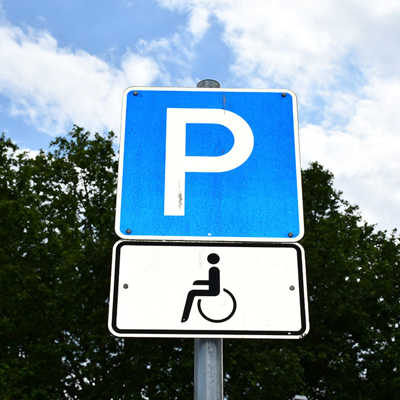 Auf vielen Parkplätze sind Stellplätze für Behinderte reserviert.