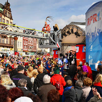 Erster großer Höhepunkt des Trierer Straßenkarnevals ist traditionell die Prinzenproklamation auf dem Hauptmarkt an Weiberfastnacht. Vorher stürmen die Narren das Rathaus. 