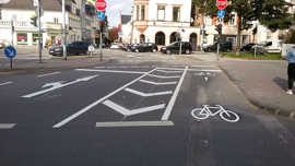 Die neue Fahrbahnaufteilung an der Kreuzung Kaiserstraße / Neustraße lässt dem Fahrradverkehr genügend Raum für eine sichere Überquerung des viel befahrenen Alleenrings. Foto: Stadtplanungsamt