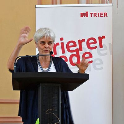 Ulrike Herrmann bei ihrer Trierer Rede in der Promotionsaula.