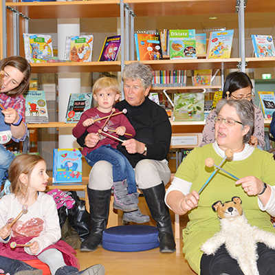 Unter der Anleitung von Pädagogin Silvia Willwertz erproben die Kinder in der Mitmach-Liederstunde der Stadtbibliothek ihr Rhythmusgefühl. Das Programm war schnell ausgebucht.