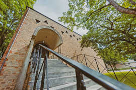 Treppenaufgang vor der Trierer Synagoge aus künstlerisch verzerrter Perspektive