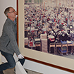Restaurator Stefan Schu und Haustechniker Franz Meyer hantieren mit einer großformatigen Fotografie von Andreas Gursky für die Ausstellung "Lebenswert Arbeit" im Museum am Dom. 