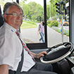 Jürgen Schlöder im Cockpit des BYD-Elektrobusses.