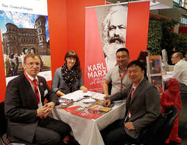 TTM-Geschäftsführer Norbert Käthler und seine Mitarbeiterin Lisa Forens in einem Beratungsgespräch auf dem Germany Travel Mart in Nürnberg.