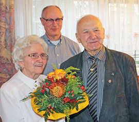 Eva und Hubert Koch mit Ortsvorsteher Horst Erasmy, der im Namen des Rathauses gratulierte