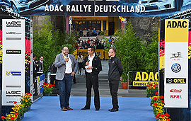 Dezernent Thomas Egger begrüßt die Rallye-Teilnehmer vor der Porta. Foto: Presseamt