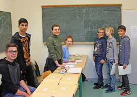 Nils Thiel, Asad Ullah, Ioana Nescovici und Lara Donwen (v. l.) begrüßen Mitschüler im Jugendwahllokal des Humboldt-Gymnasiums. 