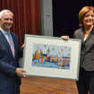 Ministerpräsidentin Malu Dreyer überreichte Wolfram Leibe als Willkommensgeschenk eine künstlerische Stadtansicht.