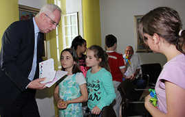 Zusammen mit mehreren Grundschulkindern schaut Oberbürgermeister Wolfram Leibe (links) die bei ihm eingegangenen Kinderpostkarten durch. 