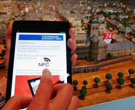 Foto: Smartphone mit NFC-App des Stadtmuseums