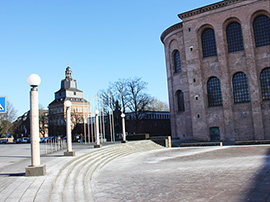 Vorplatz der römischen Konstantin-Basilika