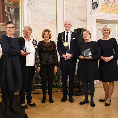 Regina Bergmann und Annette Laux vom SkF Trier, Ministerpräsidentin Malu Dreyer, Oberbürgermeister Wolfram Leibe, Dr. Ursula Pantenburg vom SkF Gesamtverein sowie Laudatorin Gundula Gause freuen sich über die Auszeichnung für den SkF.